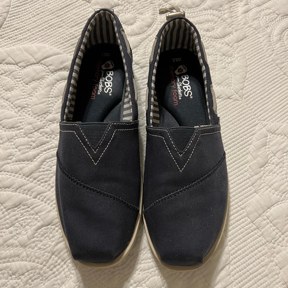 Excellent Used Condition Navy Bobs from Skechers with memory foam Size 9